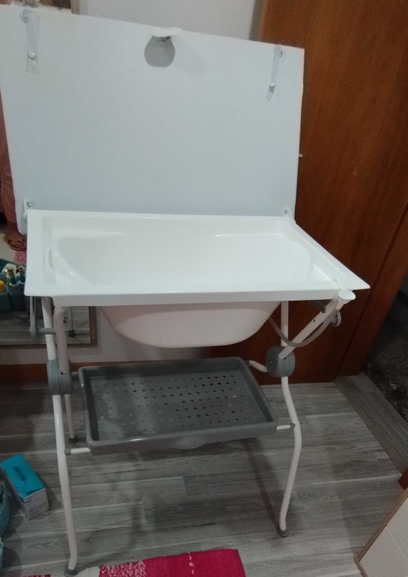 Vendo muda fraldas com banheira