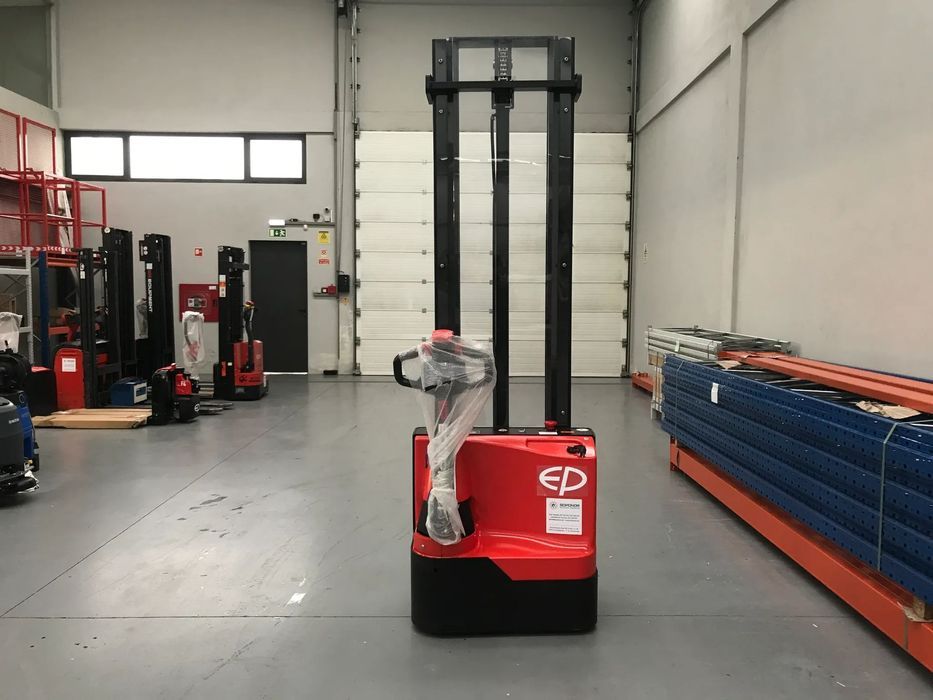 Stacker NOVO EP ES15-15ES 1500 Kgs c/ bateria de Lítio