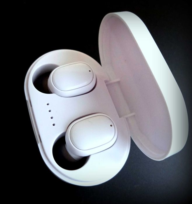 пара навушників True Wireless Stereo (TWS) у зарядному футлярі