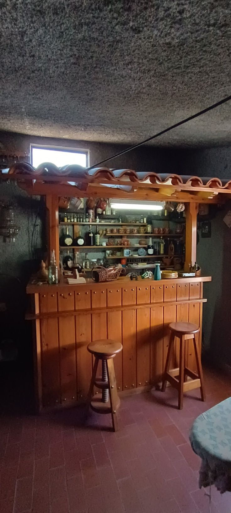 Bar de sala em madeira e telha