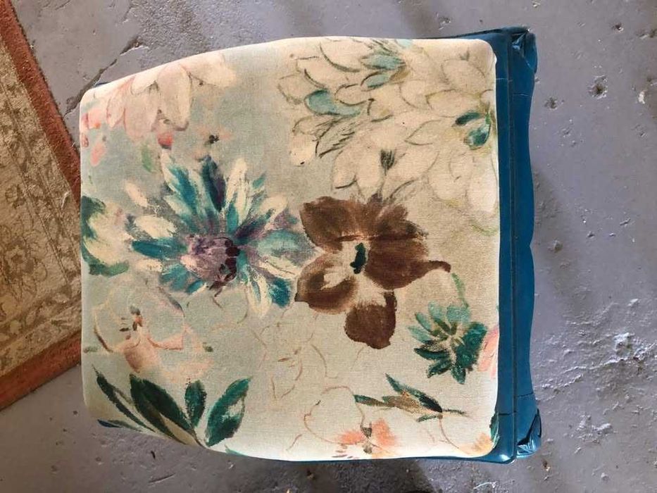 Pequena banqueta forrada em tecido, bom estado