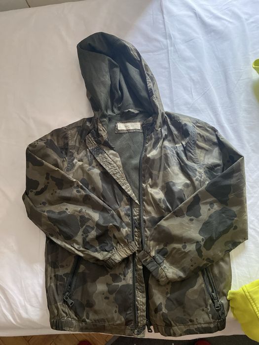 Roupa de criança em bom estado.