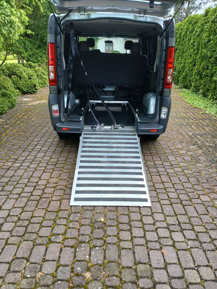 Renault Trafic przeznaczony dla przewozu niepełnosprawnych.