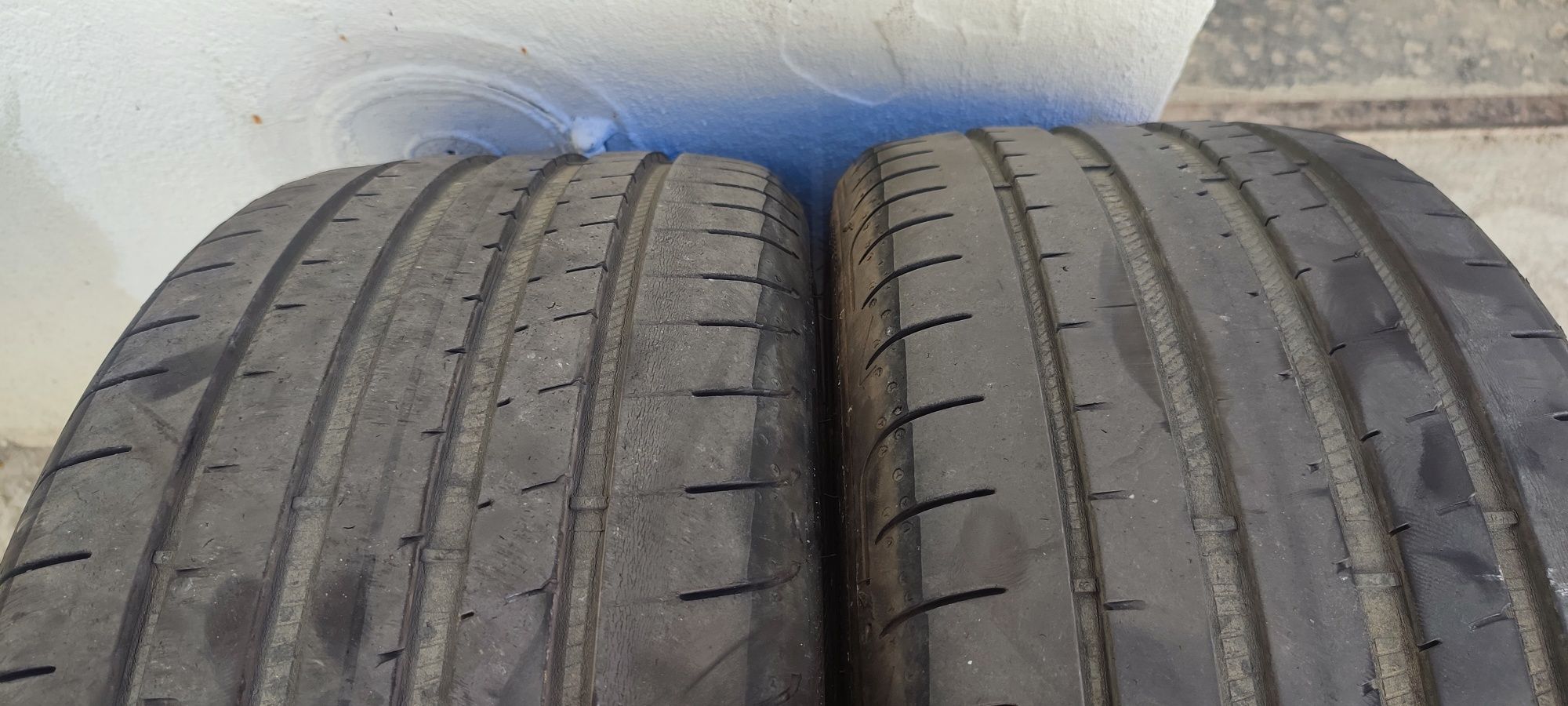 Vendo dois pneus goodyear 235.   40.    18