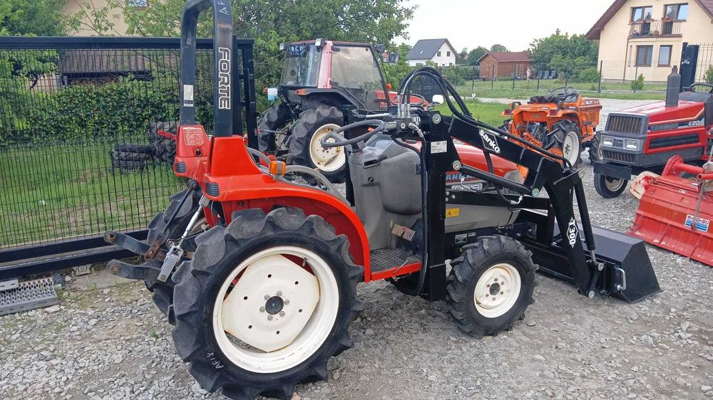 Traktorek japoński, mini traktor Yamar AF-18 z ładowaczem.