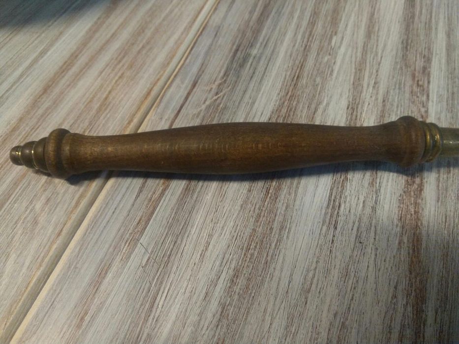 Łyżka mosiądz z drewnem dł.32 cm.