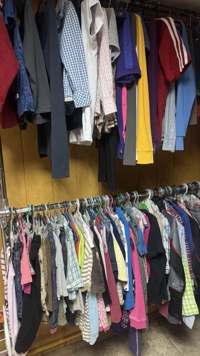 Продаєця одяг через закритя магазину