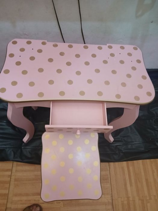 Stolik dla dziewczynki