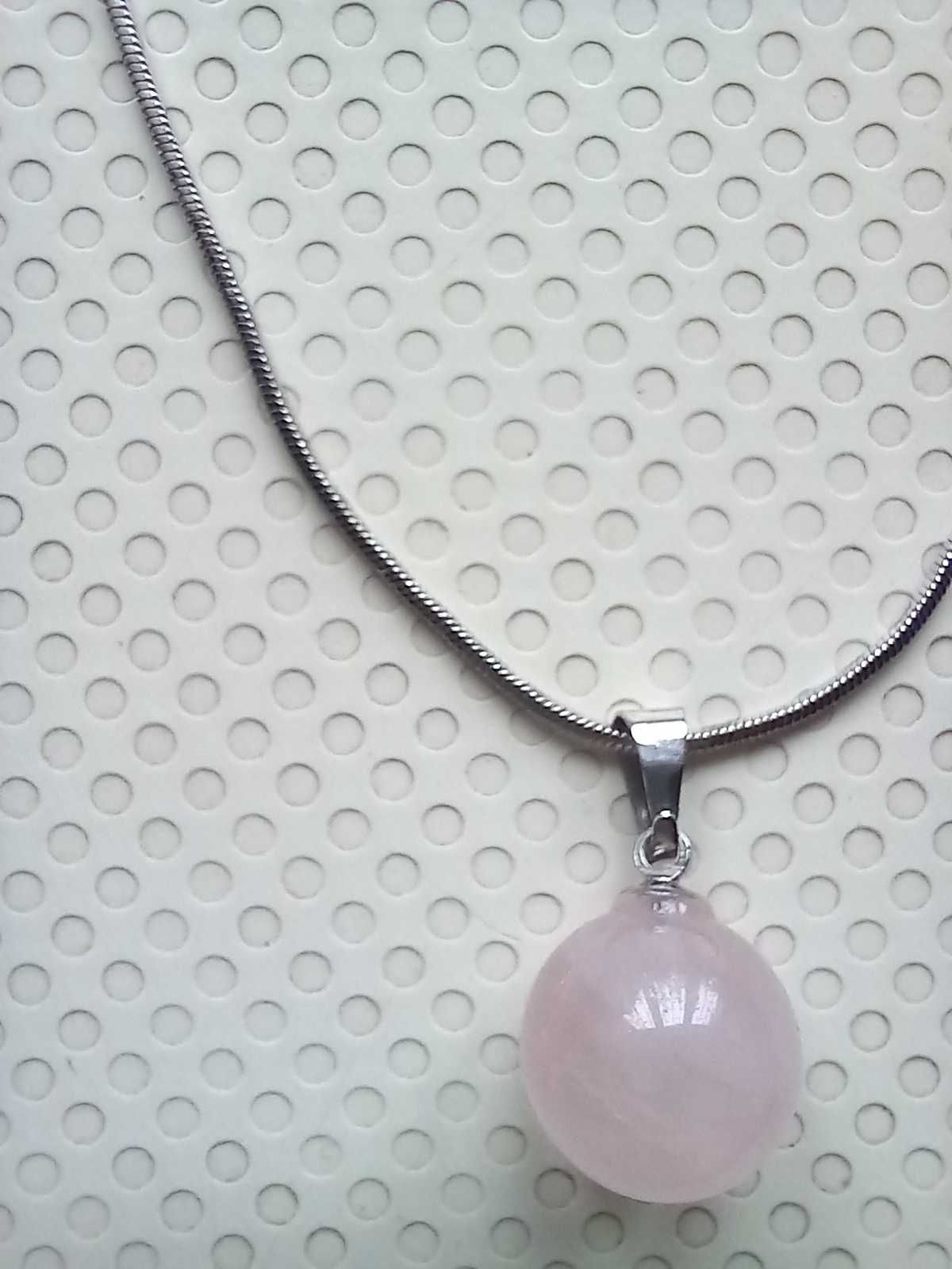 Srebrny naszyjnik wisiorek z różowym kamieniem w kształcie perły