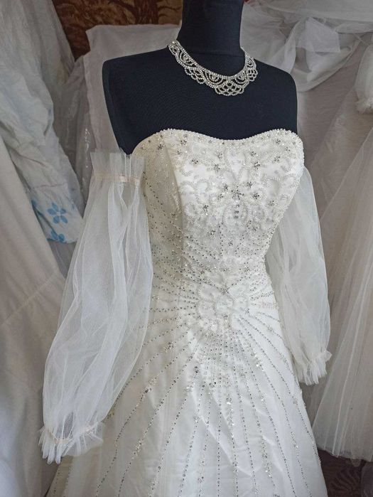 Платье А-силуэта с фатиновами рукавами .Цвет крем. р42- 44,