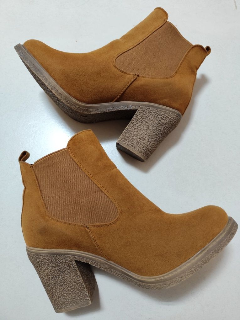 Botins castanhos com salto - Atmosphere (Novos - Tam. 40.5)