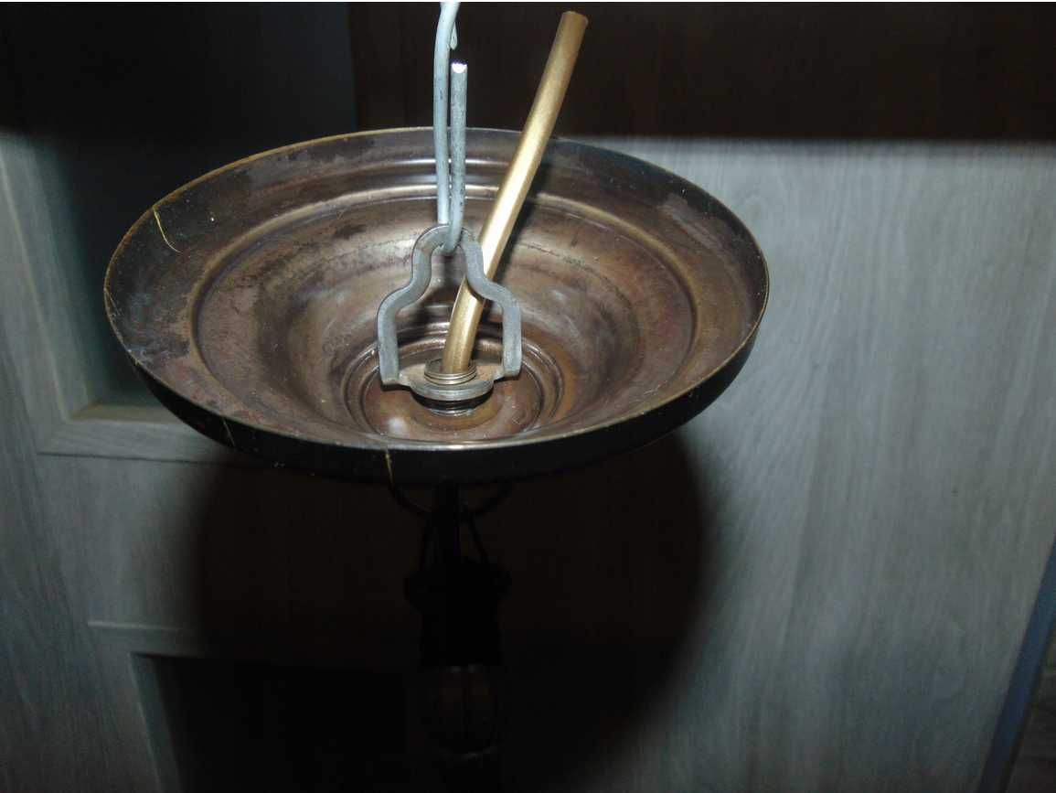 Secesyjna lampa,zwis mosiężny na łuskach wys.73 cm.