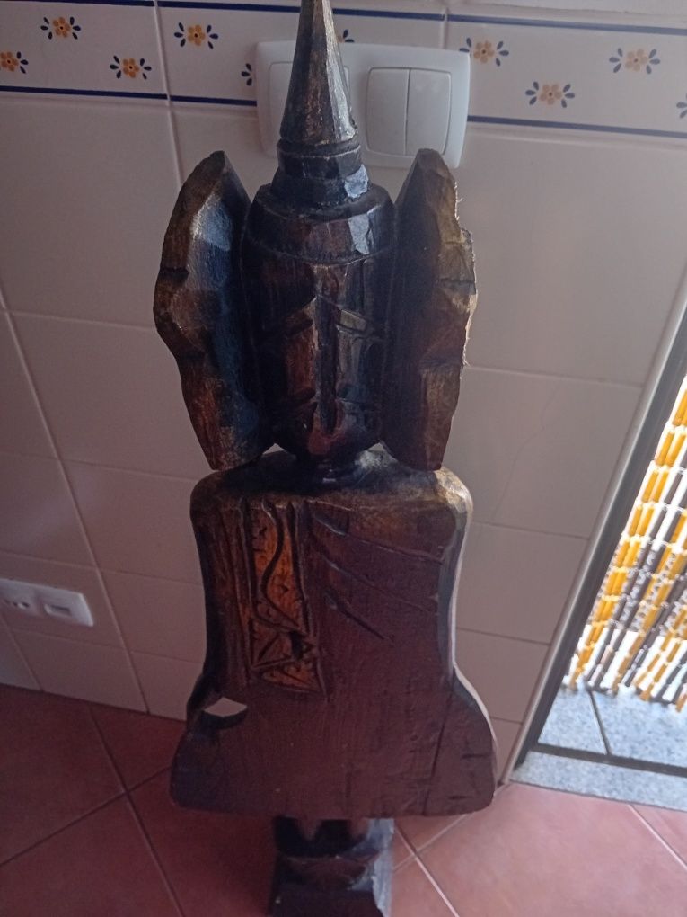 Estatueta Buda em.madeira esculpida