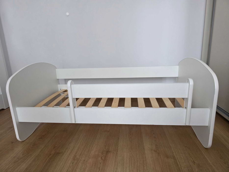 łóżeczko dziecięce 70x140 cm z barierką – bardzo dobry stan!