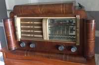 Rádio antigo com móvel em madeira