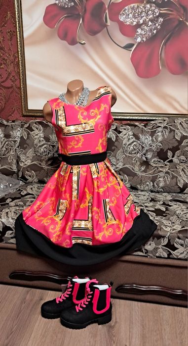 Яркое платье сукня в стиле Versace ботинки.