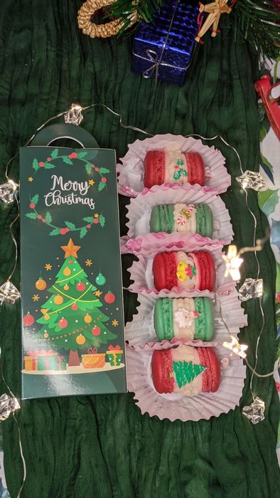 Новорічні декоративні свічки. Подарункові набори. Букети