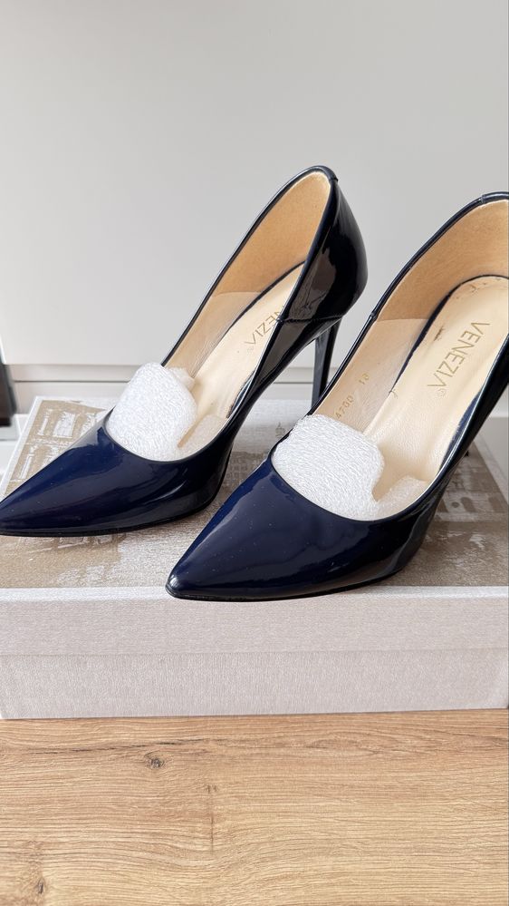 Buty VENZIA czółenka skórzane, lakierowane granatowe, rozmiar 38