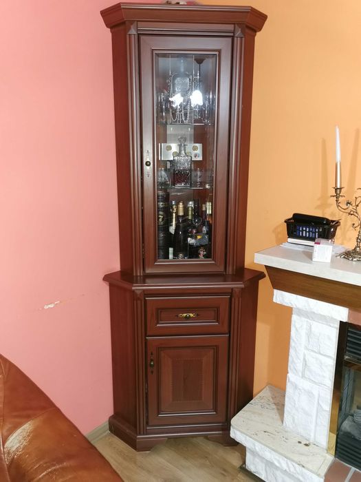 Witryna narożna w ciemnym kolorze