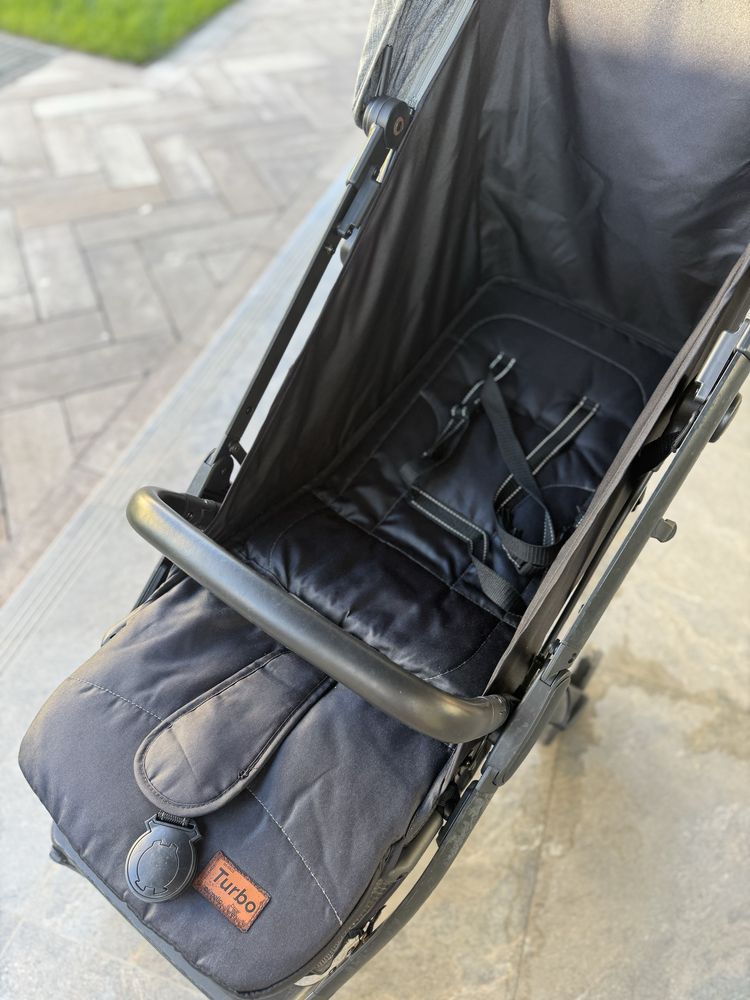 Прогулянковий візочок Carrello turbo
