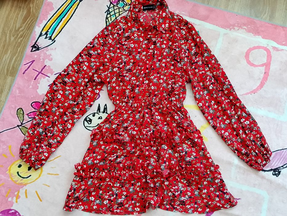 Czerwona jesienna sukienka z falbankami