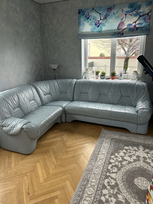 Кутовий диван шкіряний голубий