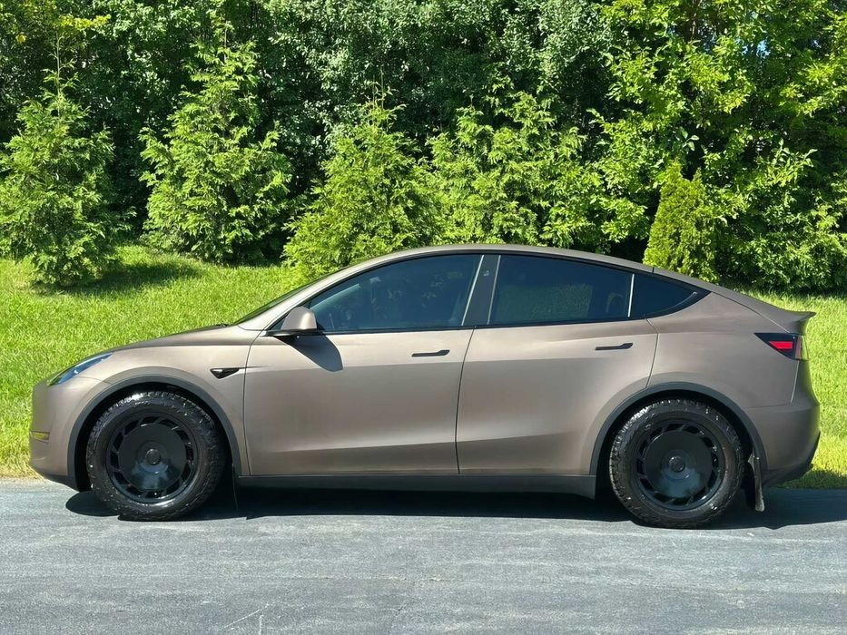 Tesla Model Y      2023