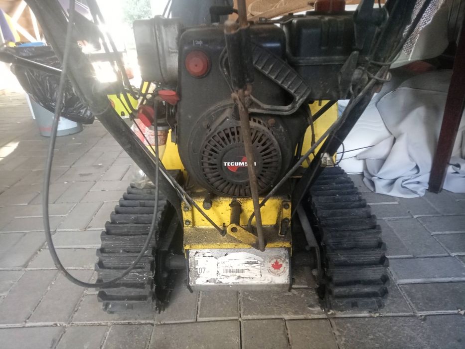 Снегоуборочная машина на гусеничном ходу karcher