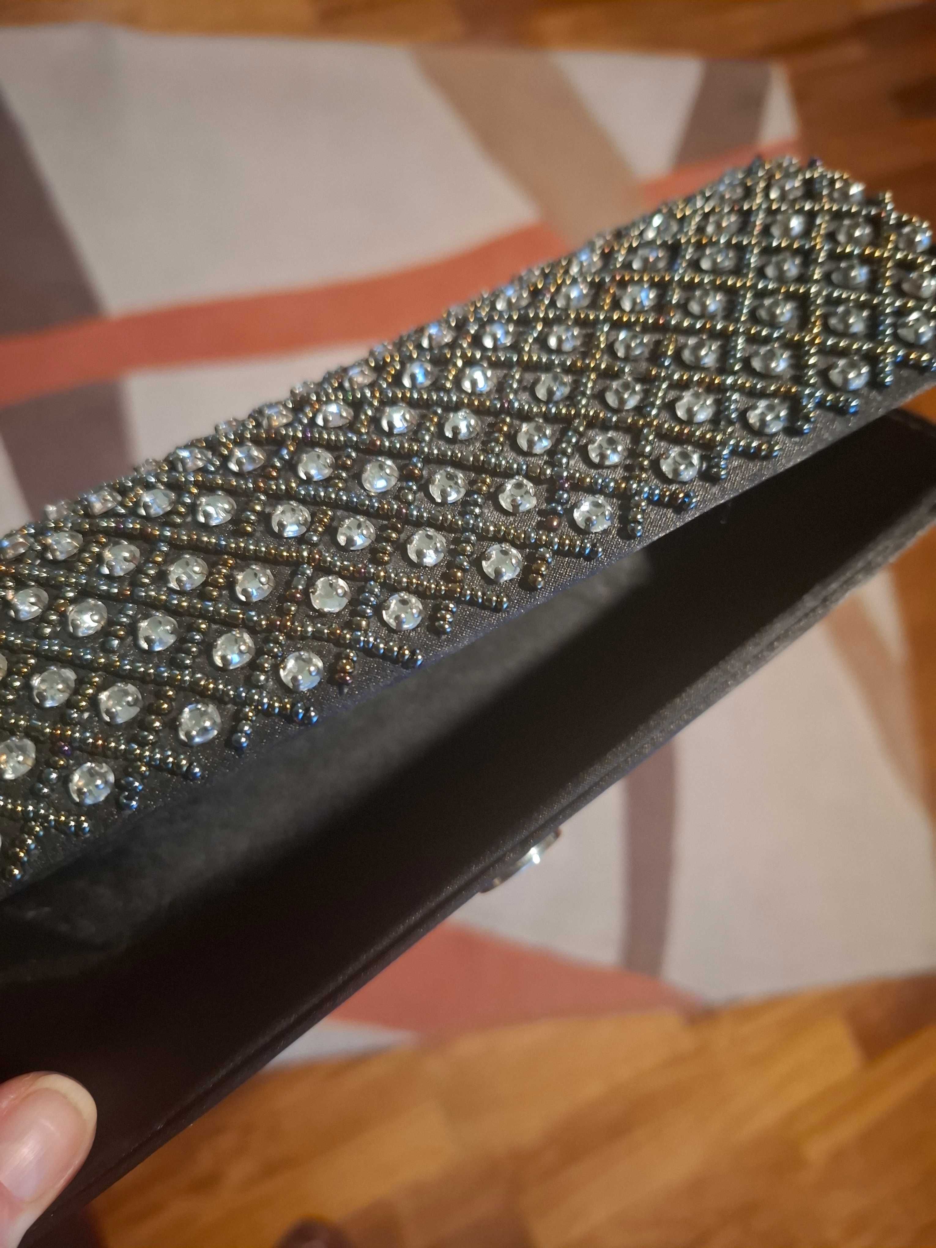 Elegancka torebka z łańcuszkiem i kryształkami Hexeline