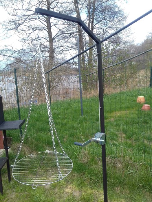 Grill wiszący ogrodowy nad ogniskiem