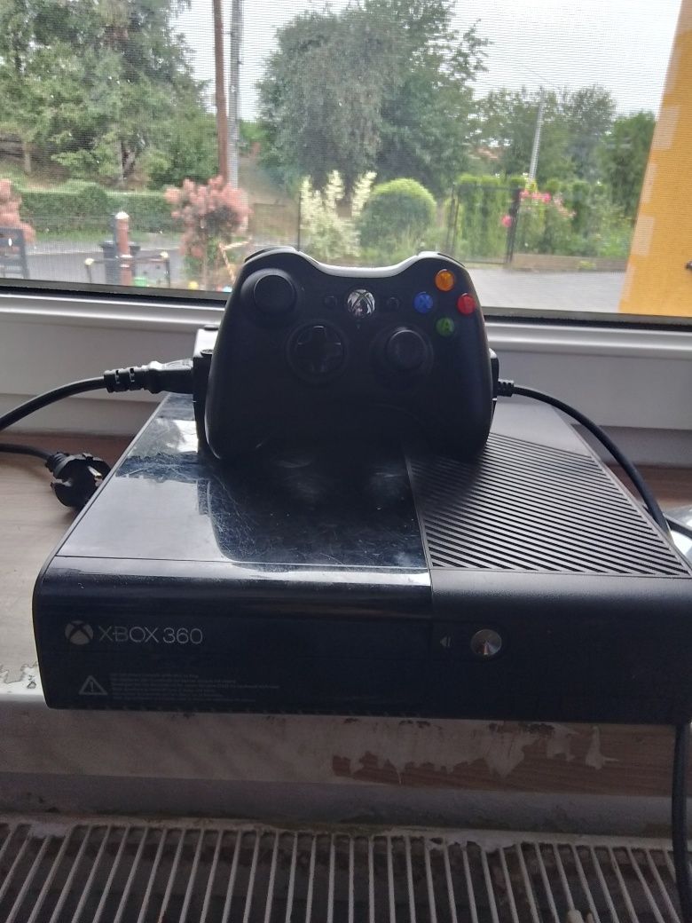X-box 360 + Pad do gry + kilka gier pobrannych na  X-box