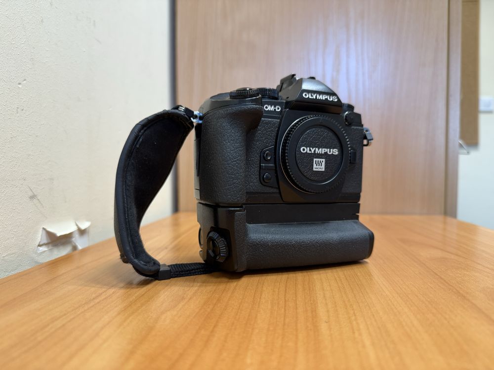 Aparat Olympus OM-DE-1. Falgowiec. Grip + lampa błyskowa.