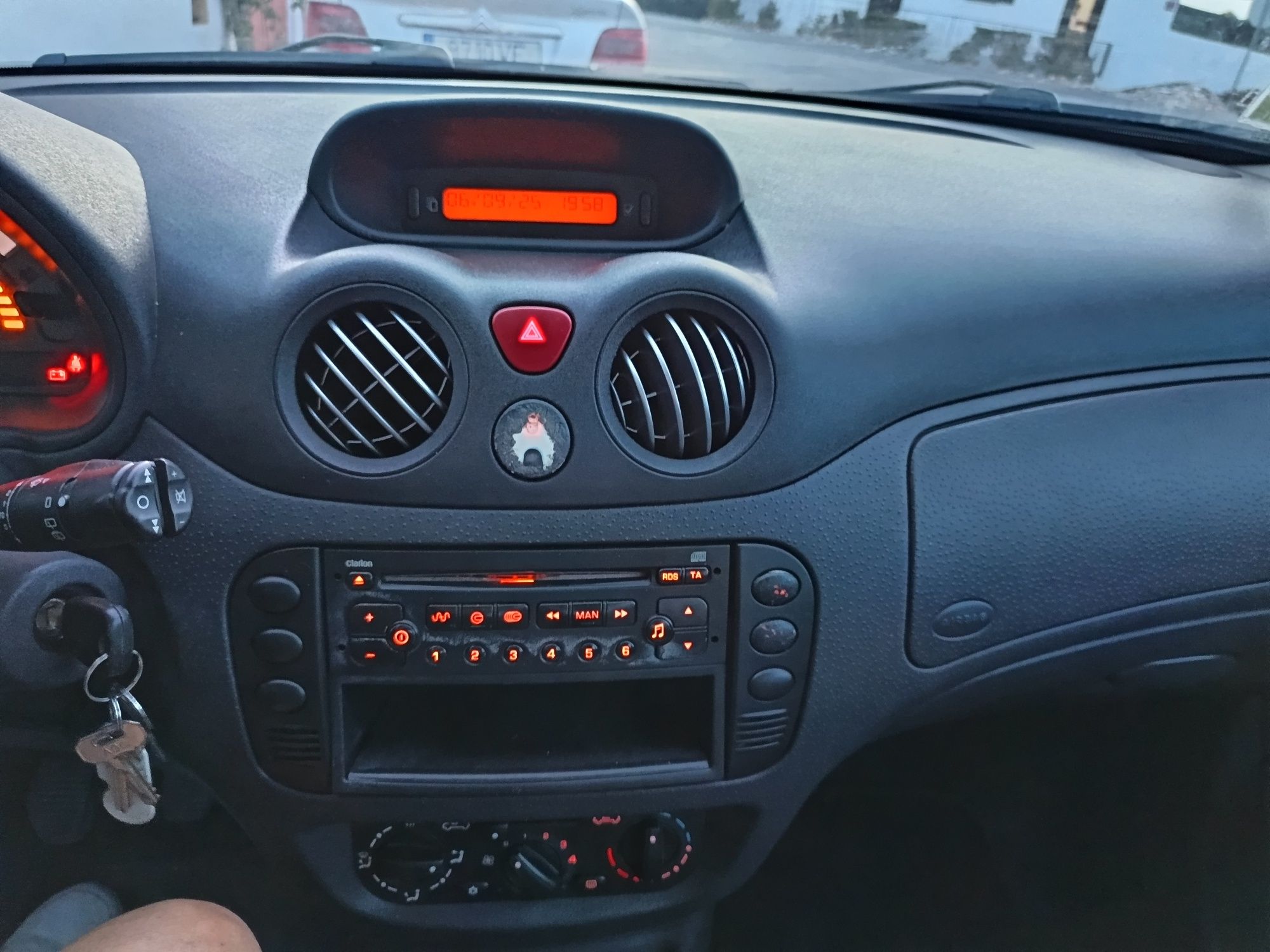 Citadino Citroem C3 ano 2004