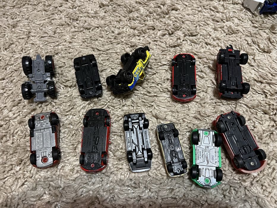 Машинки моделі різні