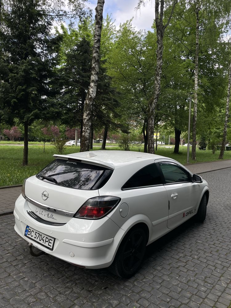 Opel Astra 2010 року