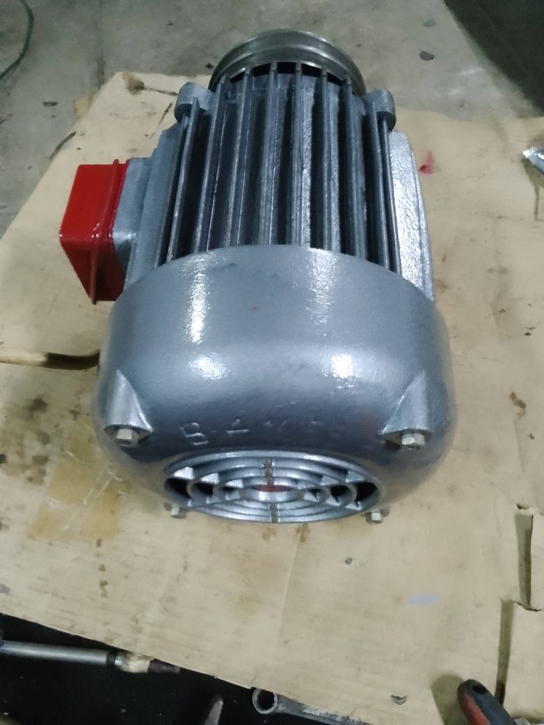Motor elétrico trifásico