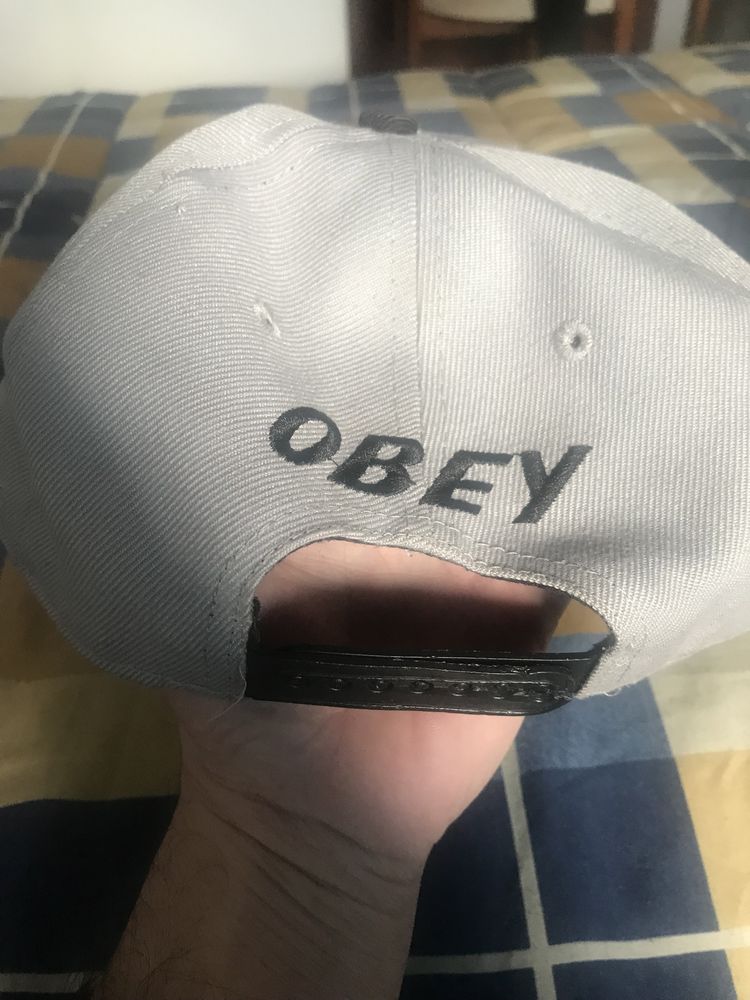 Obey original cinza e preto