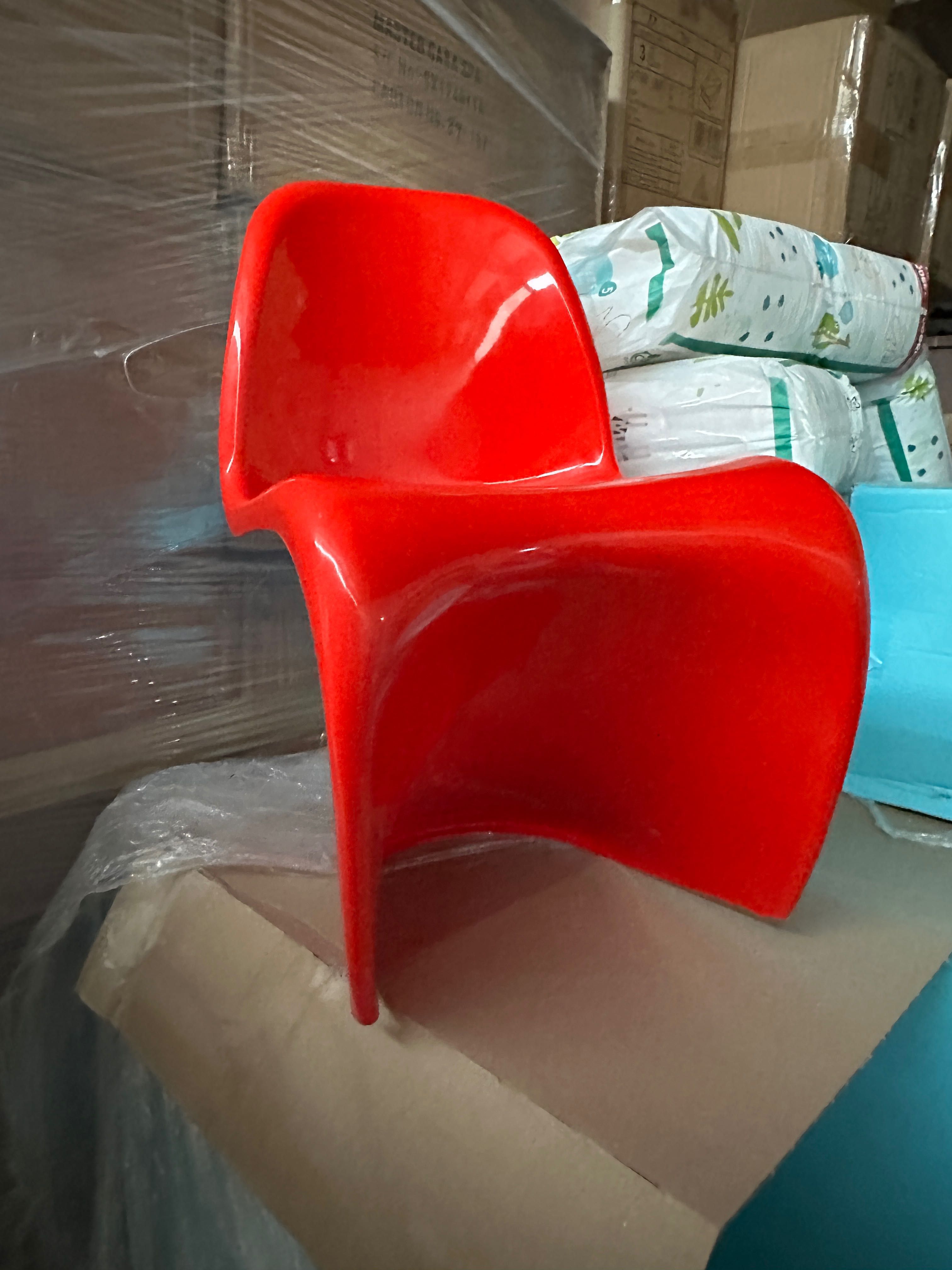 Czerwone Krzesło krzesełko  dla dzieci Panton. Rozmiar 46 x 28 x 26 cm