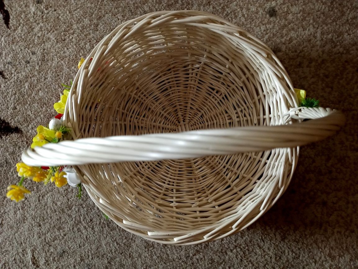 Koszyk wiklinowy wielkanocny okrągły z aplikacją kwiatową