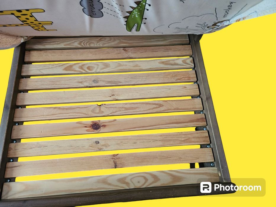 Дитяча дерев'яна кровать