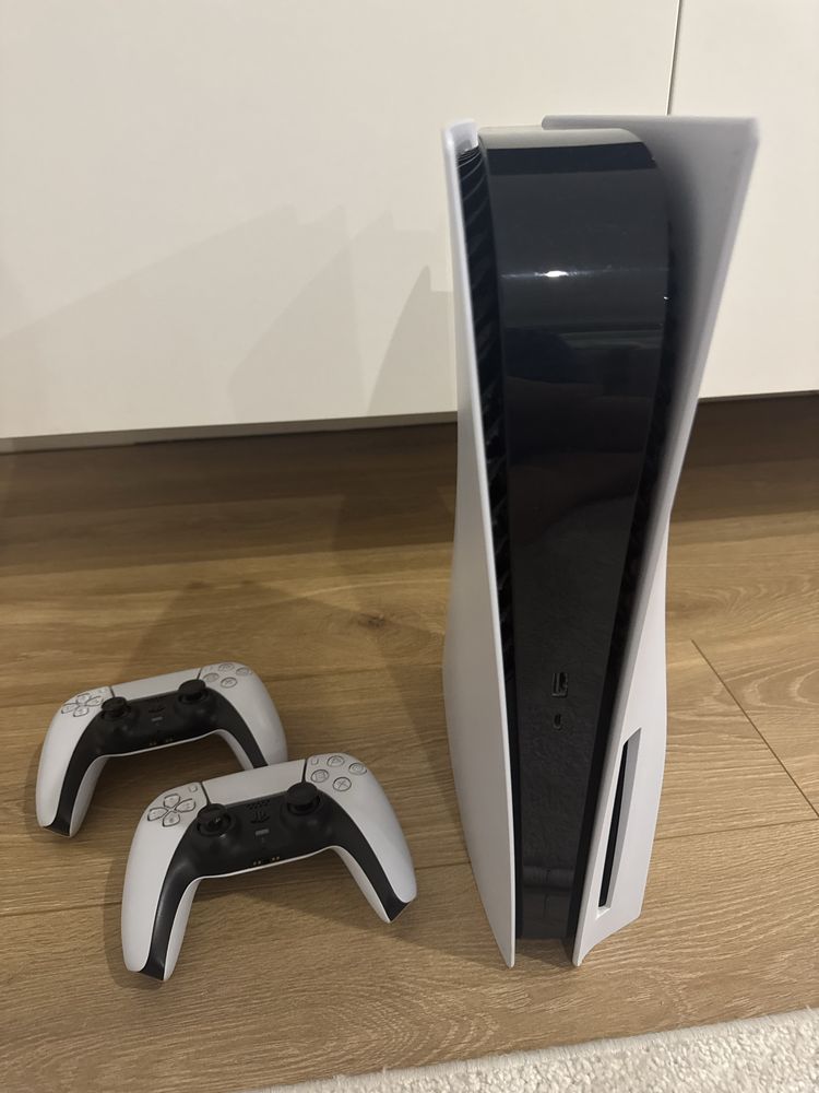 PlayStation 5 + 2 comandos + FC 25