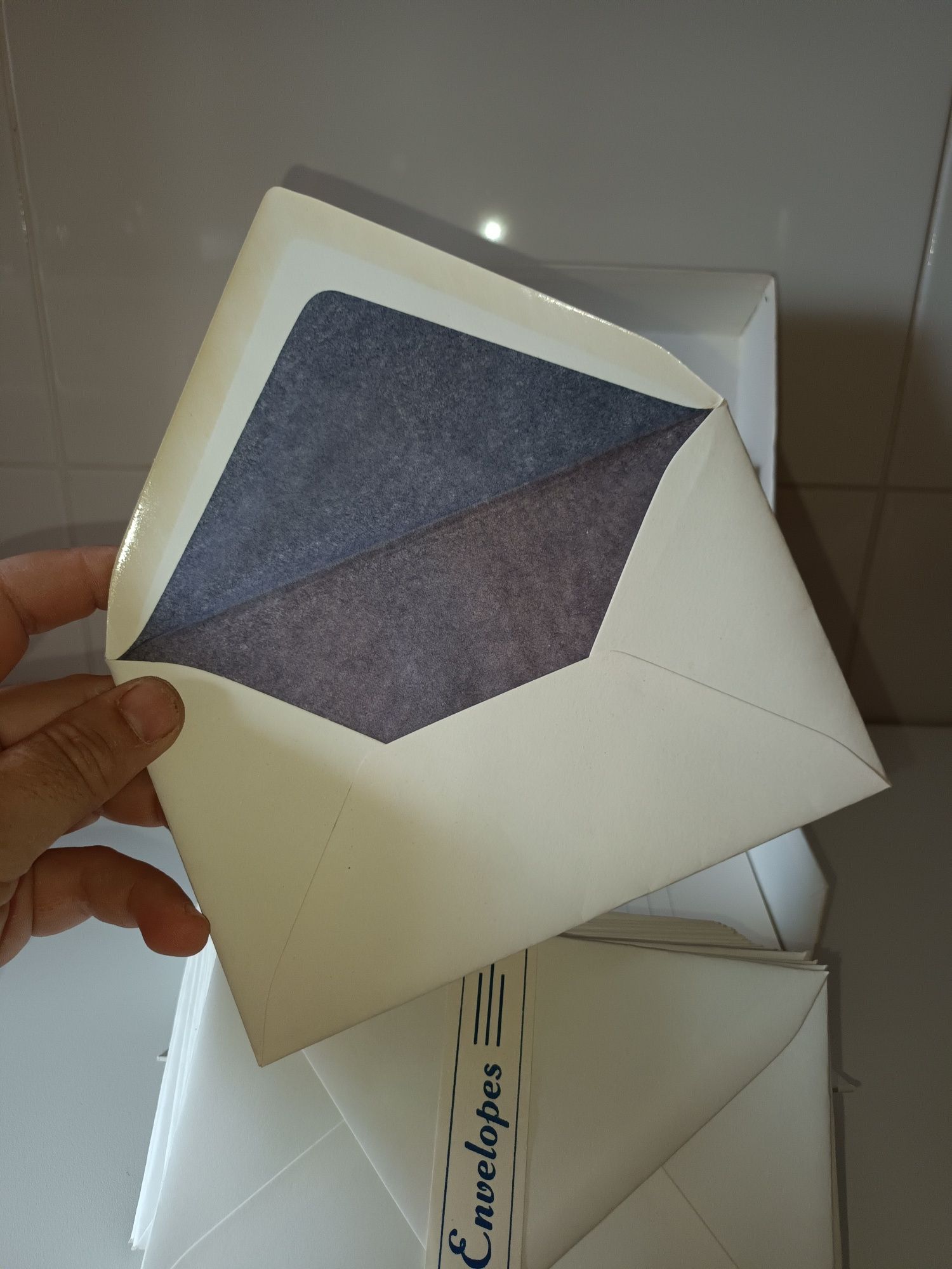 Caixa de envelopes forrados e papel de carta