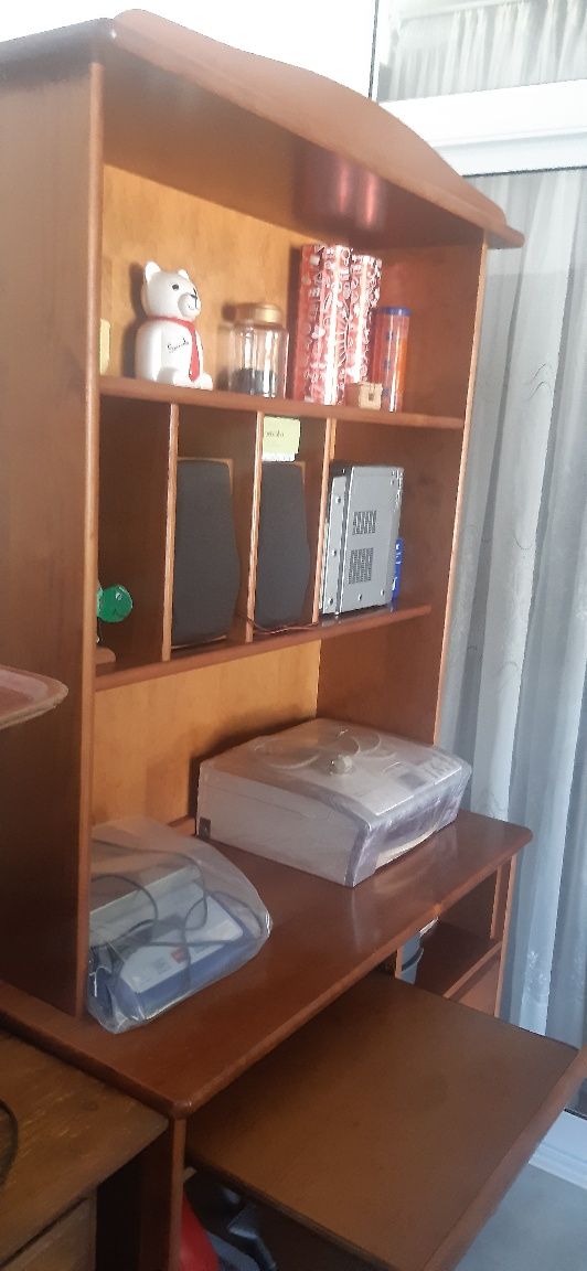 Estante e escrivaninha