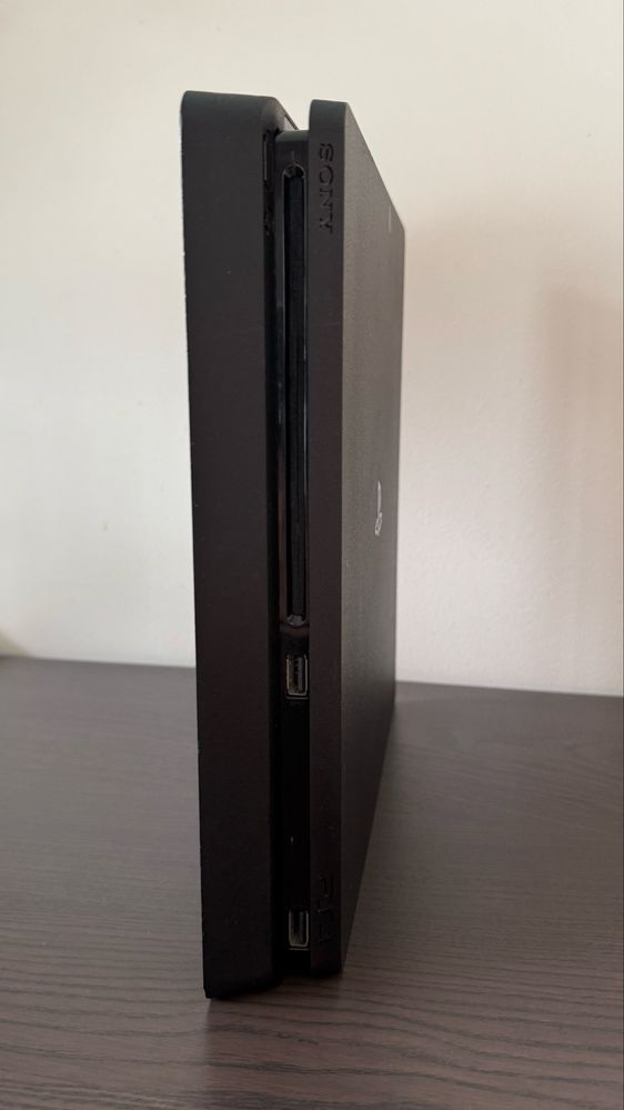 Playstation 4 Slim 500 GB z 2 padami