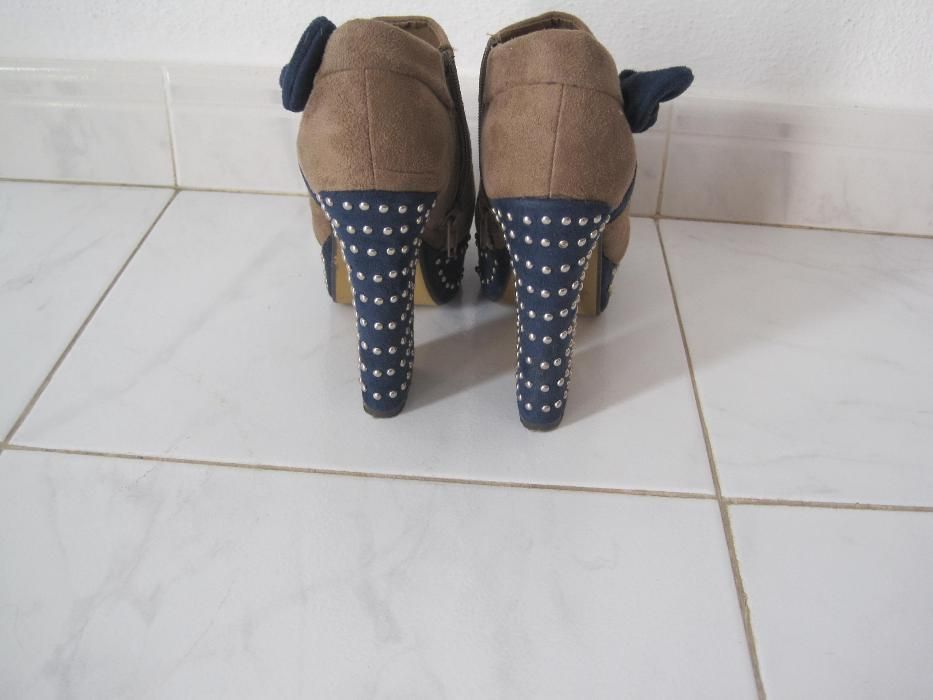 Botins com tachas e lacinho