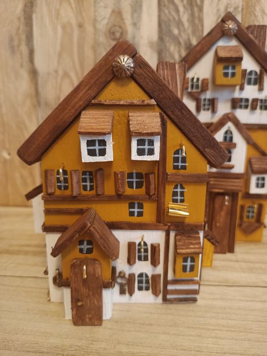 Domki drewniane miodowo białe kamieniczki dekoracja na półke prezent