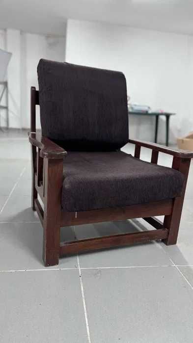 Cadeirão em Madeira com Estofo
