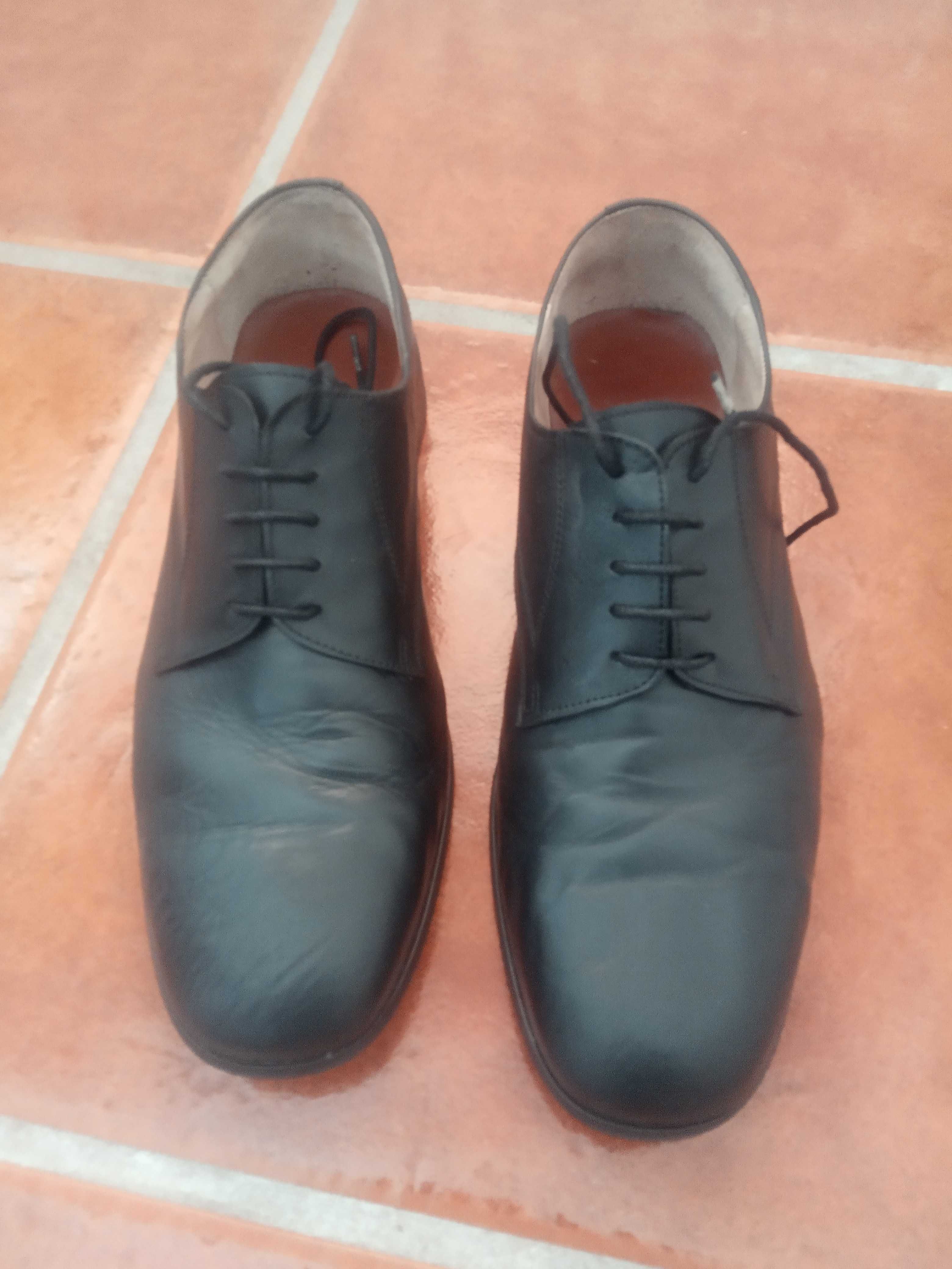 Vendo traje universitário masculino completo com sapatos