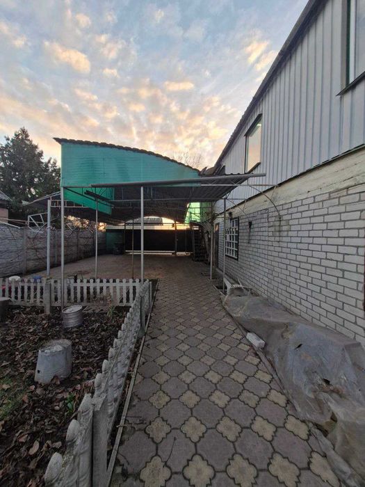 Продам приватну садибу з готовим бізнесом у сфері перетяжки меблів