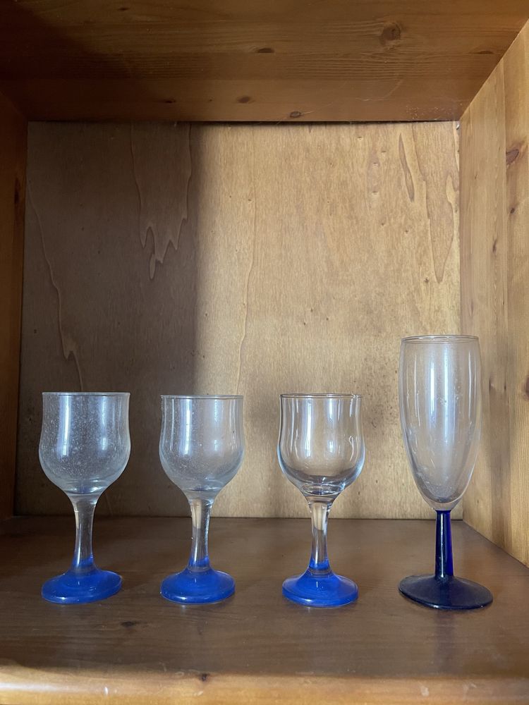 Conjunto de copos de vinho e champanhe